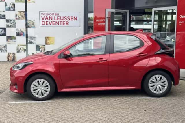 Toyota Yaris (2025) thumbnail 2
