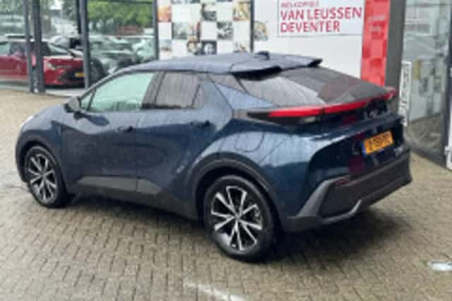 Toyota C-HR (2024) thumbnail 4
