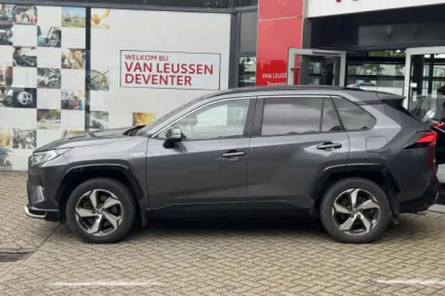 Toyota RAV4 (2021) thumbnail 2