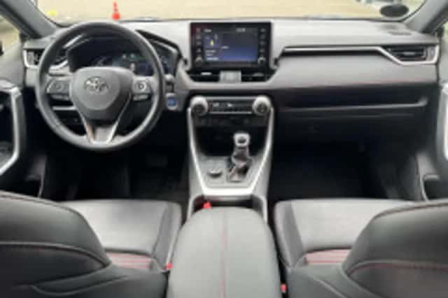 Toyota RAV4 (2021) thumbnail 3