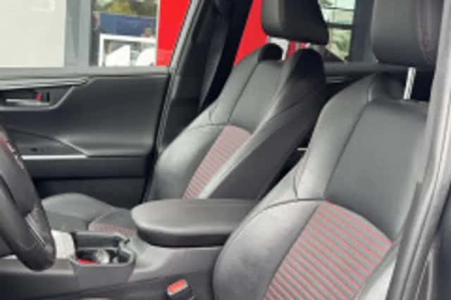 Toyota RAV4 (2021) thumbnail 6