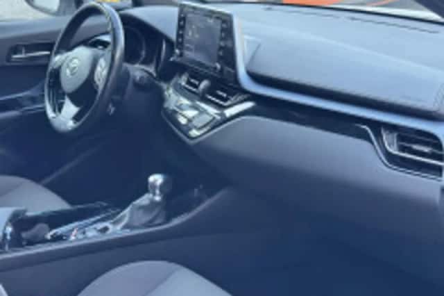 Toyota C-HR (2020) thumbnail 3