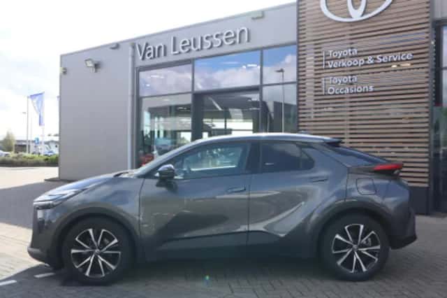 Toyota C-HR (2024) thumbnail 2