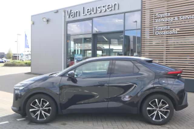 Toyota C-HR (2025) thumbnail 2