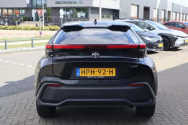 Toyota C-HR (2025) thumbnail 4
