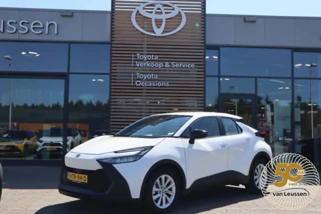 Toyota C-HR (2025) thumbnail 1