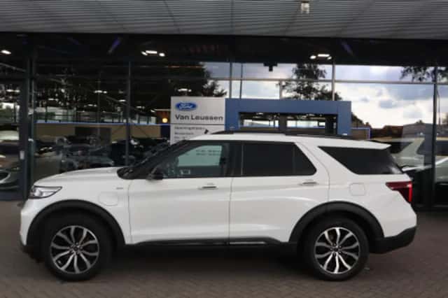 Ford Explorer (2021) thumbnail 2