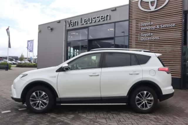 Toyota RAV4 (2018) thumbnail 2
