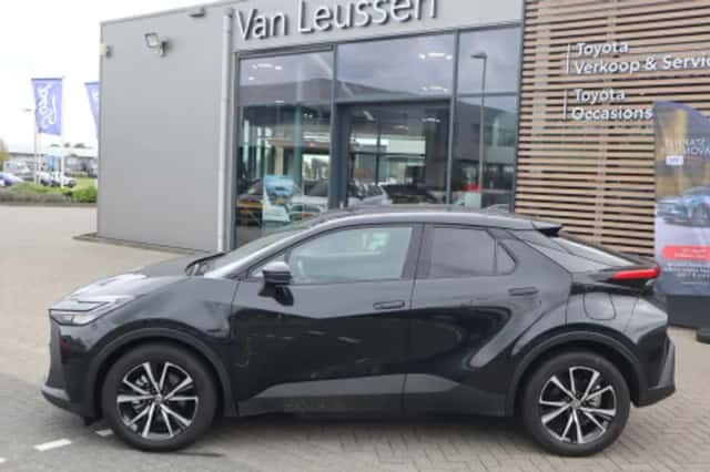 Toyota C-HR (2025) thumbnail 2