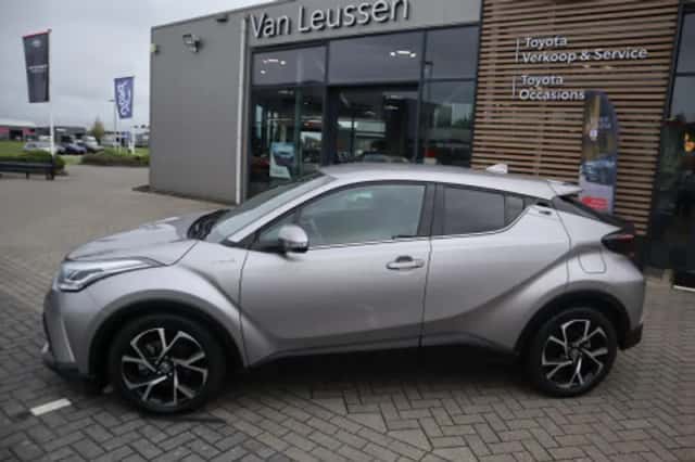 Toyota C-HR (2021) thumbnail 2