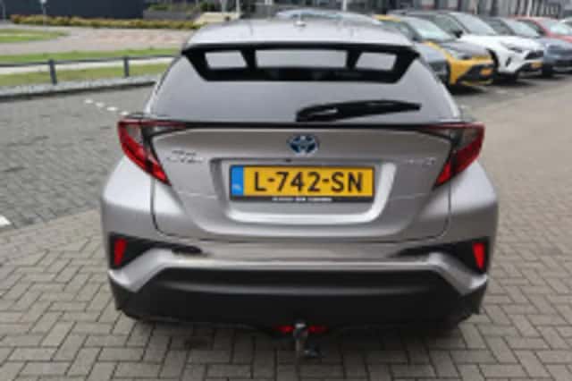 Toyota C-HR (2021) thumbnail 4
