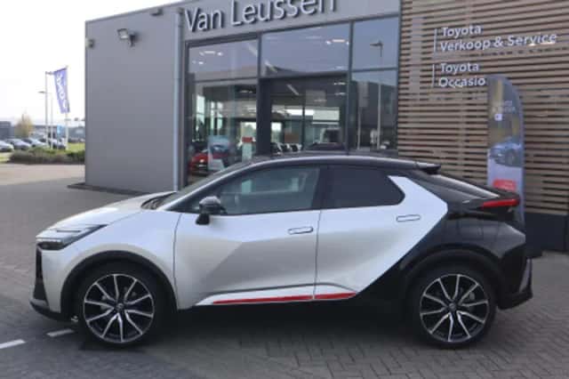 Toyota C-HR (2024) thumbnail 2