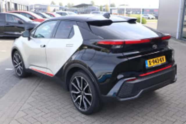 Toyota C-HR (2024) thumbnail 3