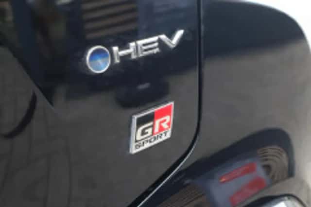 Toyota C-HR (2024) thumbnail 5