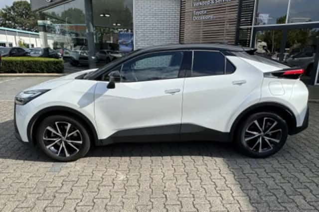 Toyota C-HR (2024) thumbnail 2