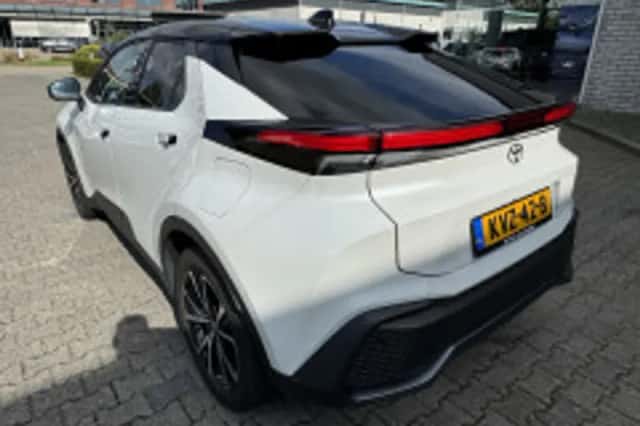 Toyota C-HR (2024) thumbnail 3