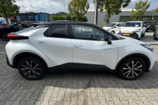 Toyota C-HR (2024) thumbnail 4