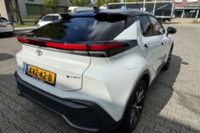 Toyota C-HR (2024) thumbnail 5