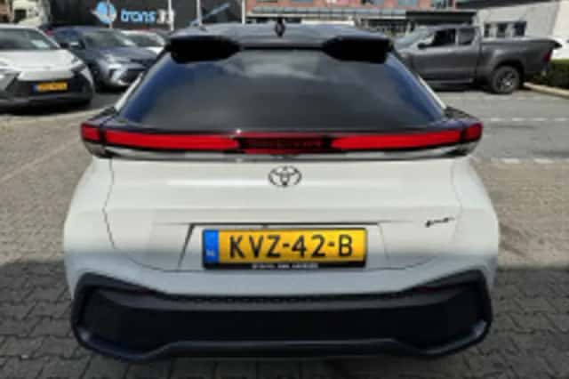 Toyota C-HR (2024) thumbnail 6