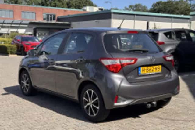 Toyota Yaris (2020) thumbnail 3