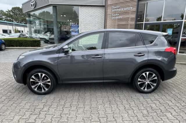 Toyota RAV4 (2015) thumbnail 2