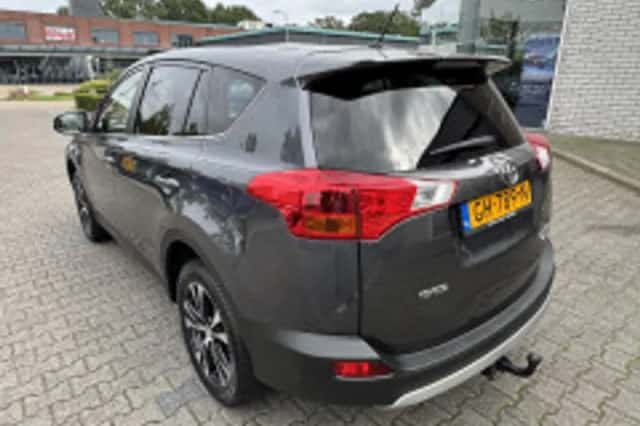 Toyota RAV4 (2015) thumbnail 3