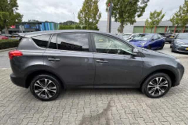 Toyota RAV4 (2015) thumbnail 6