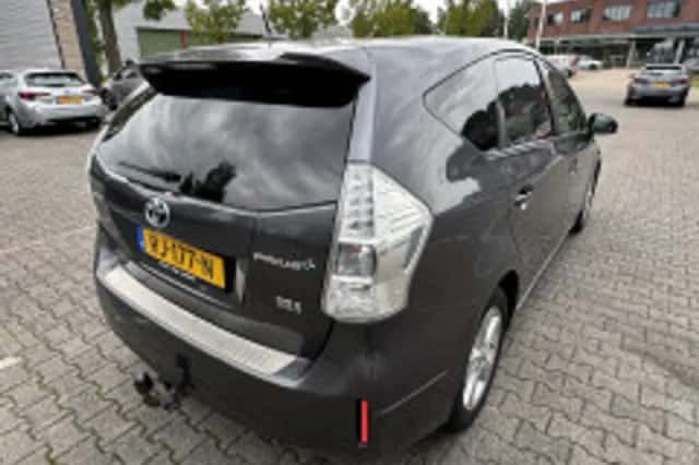 Toyota Prius (2013) thumbnail 3