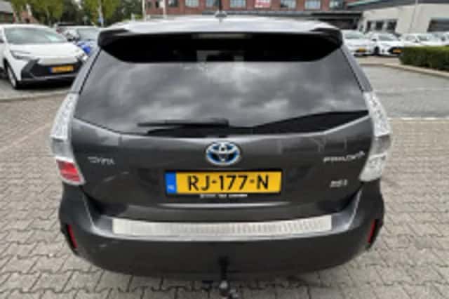 Toyota Prius (2013) thumbnail 4