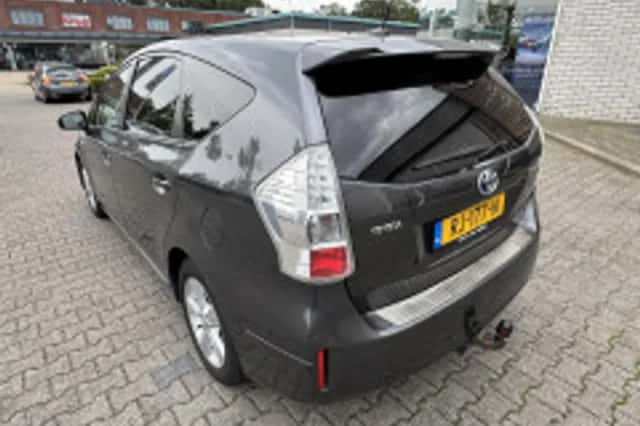 Toyota Prius (2013) thumbnail 5