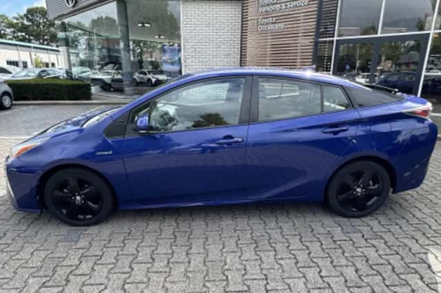 Toyota Prius (2016) thumbnail 2