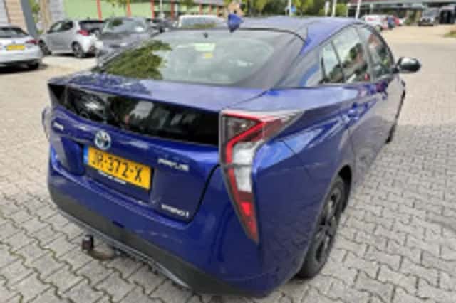 Toyota Prius (2016) thumbnail 3