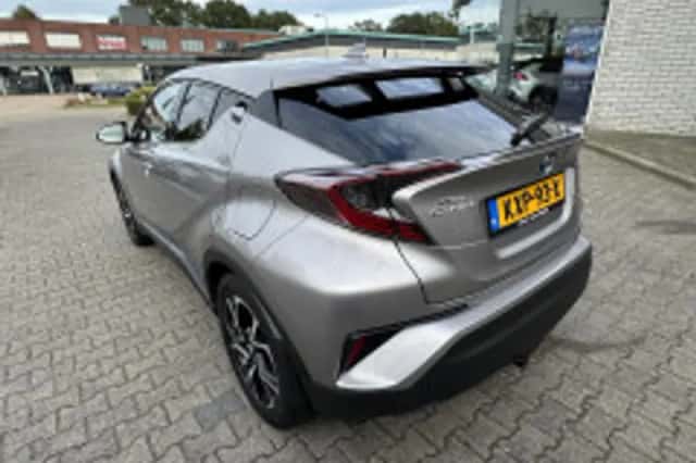 Toyota C-HR (2019) thumbnail 3