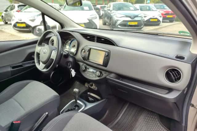 Toyota Yaris (2015) thumbnail 2
