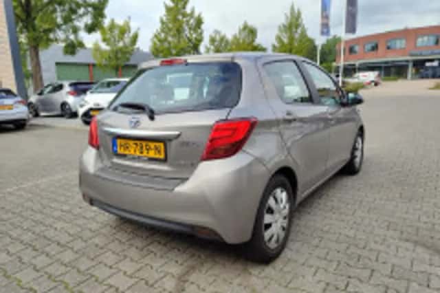Toyota Yaris (2015) thumbnail 3