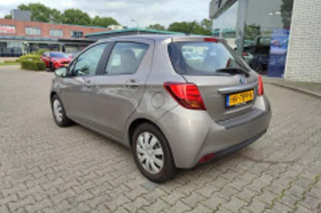 Toyota Yaris (2015) thumbnail 4
