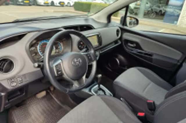Toyota Yaris (2015) thumbnail 5