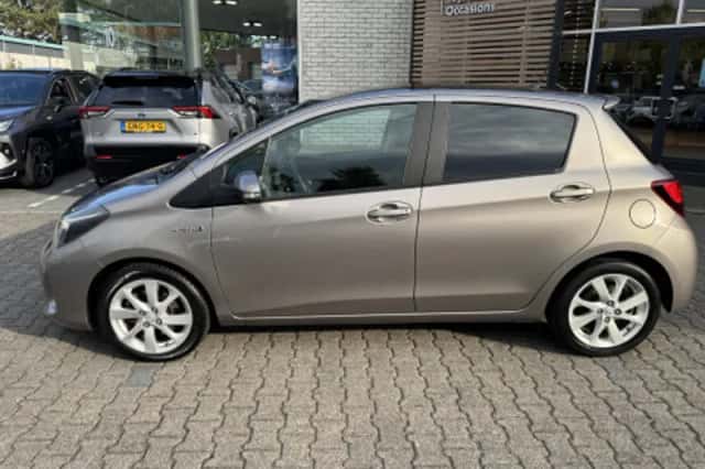 Toyota Yaris (2015) thumbnail 2