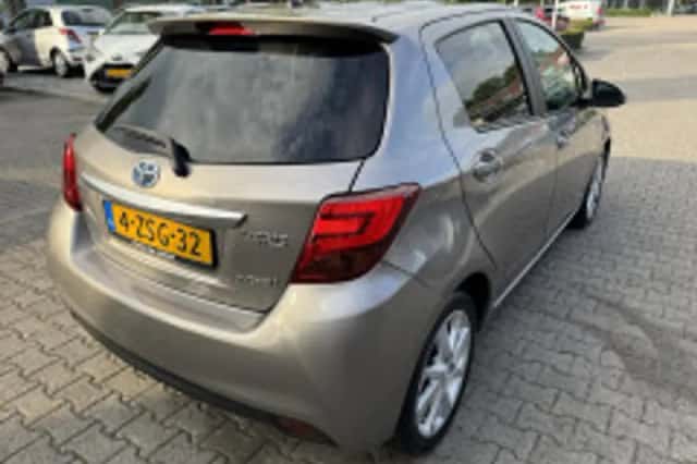 Toyota Yaris (2015) thumbnail 3