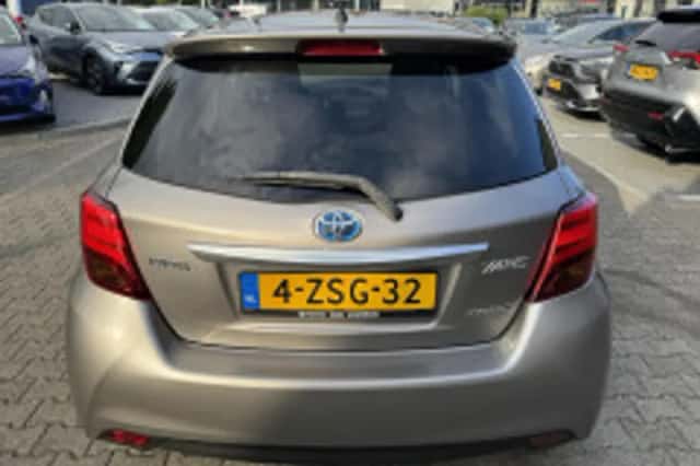Toyota Yaris (2015) thumbnail 4