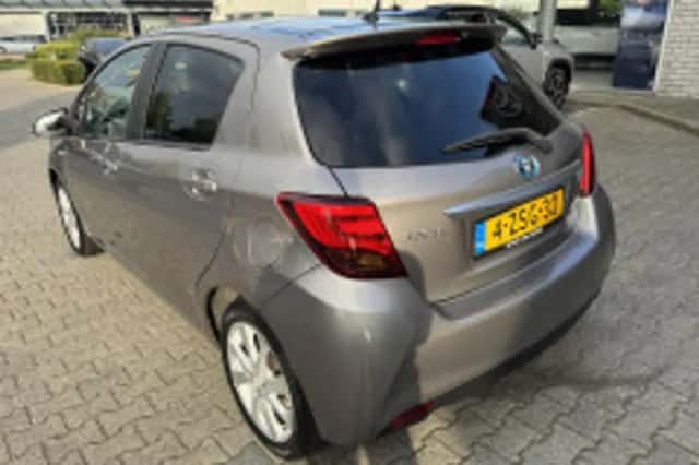 Toyota Yaris (2015) thumbnail 5