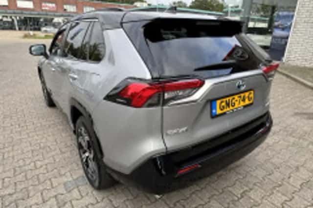 Toyota RAV4 (2024) thumbnail 3