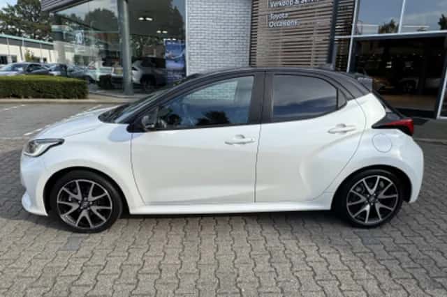 Toyota Yaris (2022) thumbnail 2
