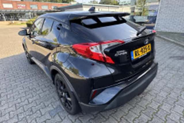 Toyota C-HR (2018) thumbnail 3