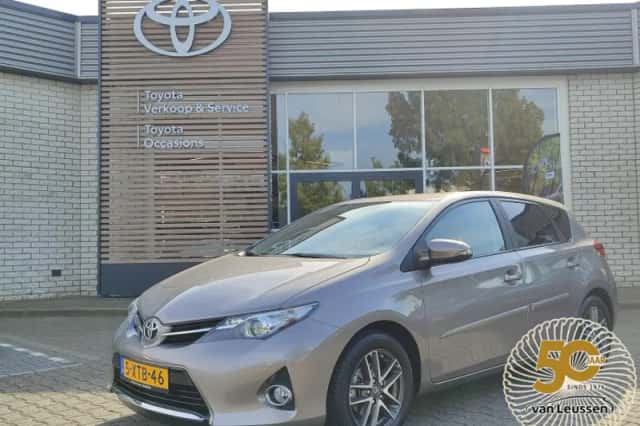 Toyota Auris (2014) thumbnail 1