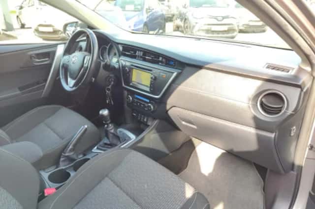 Toyota Auris (2014) thumbnail 2