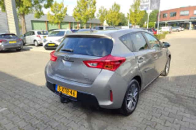 Toyota Auris (2014) thumbnail 3