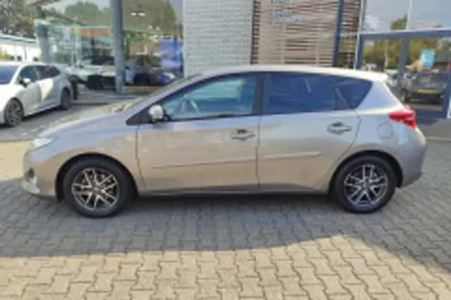 Toyota Auris (2014) thumbnail 6