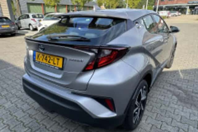 Toyota C-HR (2021) thumbnail 3