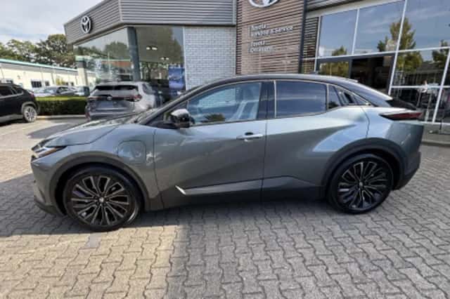 Toyota C-HR (2026) thumbnail 2